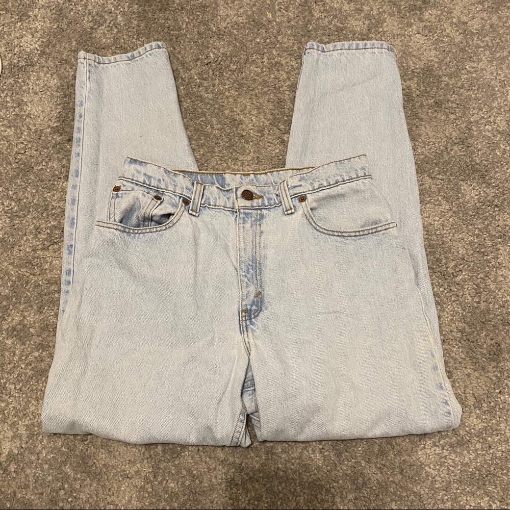 light wash Levi’s 505/mom jeans